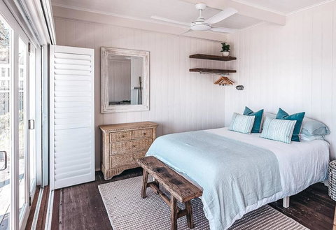 BAY PROPERTIES . Beach House Studio - Accommodation QLD 3