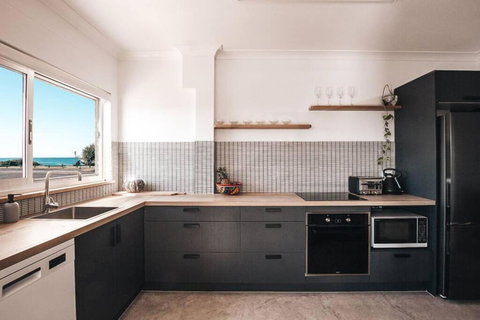 BAY PROPERTIES . Ocean Sounds - Accommodation QLD 1