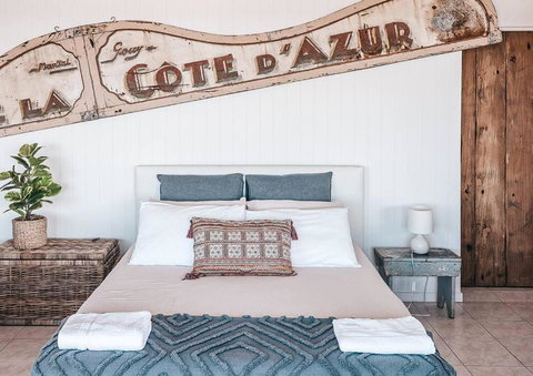 BAY PROPERTIES . Pacific Lodge Studio - Accommodation QLD 4