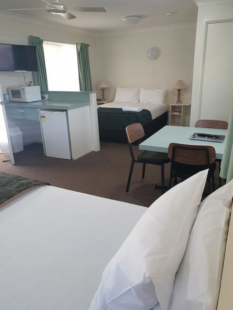 Southport Motel & Apartments - Accommodation QLD 20