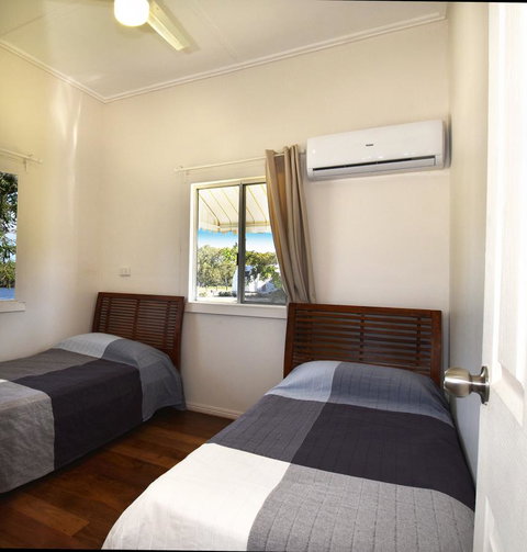 Absolute Waterfront - Accommodation QLD 3