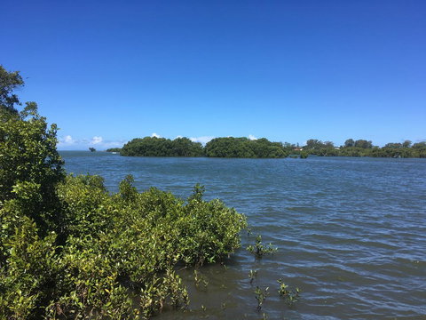 Absolute Waterfront - Accommodation QLD 11