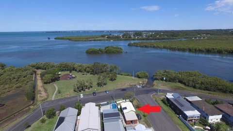 Absolute Waterfront - Accommodation QLD 14