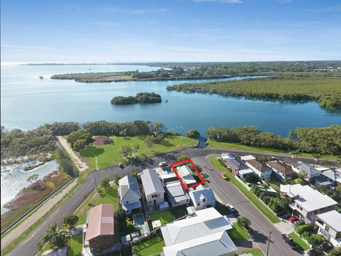 Absolute Waterfront - Accommodation QLD 12