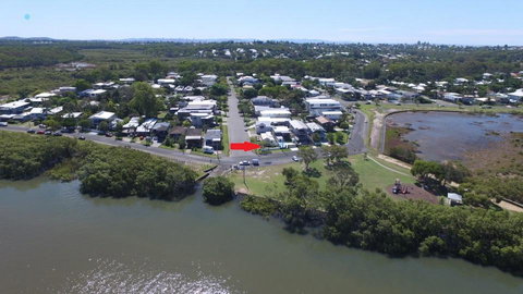 Absolute Waterfront - Accommodation QLD 13