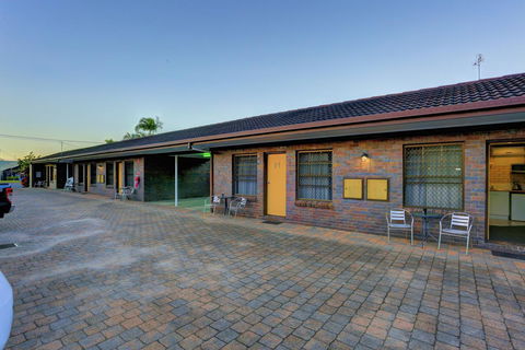 Chalet Motor Inn - Accommodation QLD 10