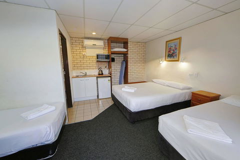 Chalet Motor Inn - Accommodation QLD 17