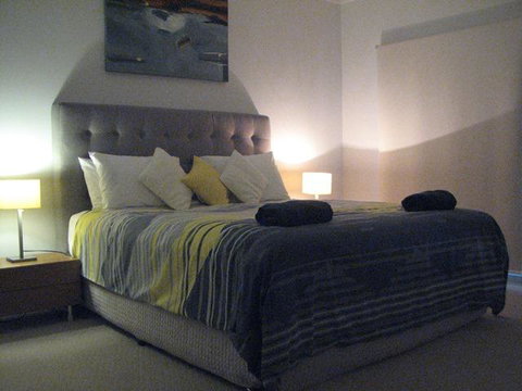 Beachfront Holiday Apartment To Rent For Short And Long Stays - Accommodation QLD 6