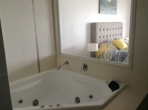 Beachfront Holiday Apartment To Rent For Short And Long Stays - Accommodation QLD 7