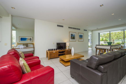 Blue On Blue Apartment 1011 - Accommodation QLD 4