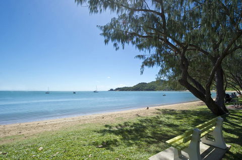 Maggies Beachfront Apartment 5 - Accommodation QLD 6