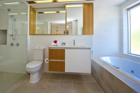 Maggies Beachfront Apartment 5 - Accommodation QLD 8