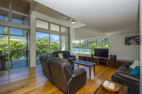 Maggies Beachfront Apartment 12 - Accommodation QLD 10