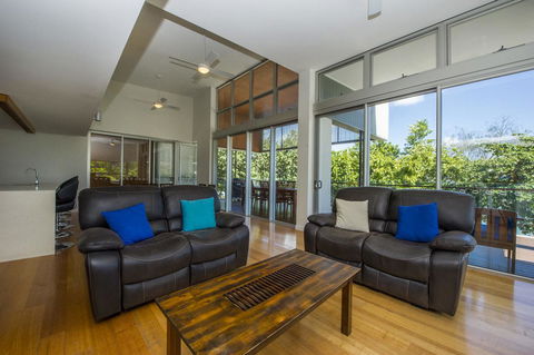 Maggies Beachfront Apartment 12 - Accommodation QLD 4