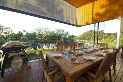 Maggies Beachfront Apartment 12 - Accommodation QLD 9