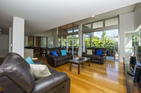 Maggies Beachfront Apartment 12 - Accommodation QLD 14