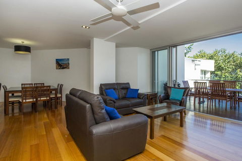 Maggies Beachfront Apartment 8 - Accommodation QLD 2