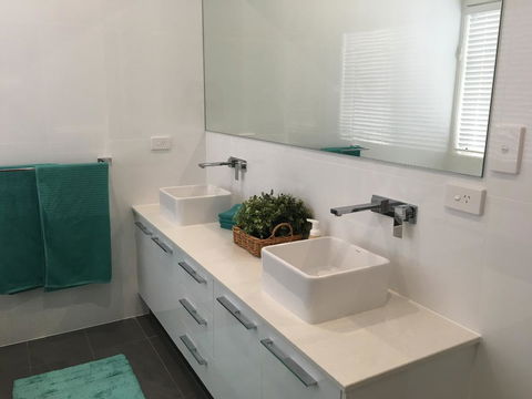 Modern Beach Villa - Accommodation QLD 6