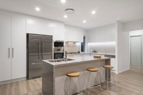 Luxury Canal Front Holiday House - Accommodation QLD 6