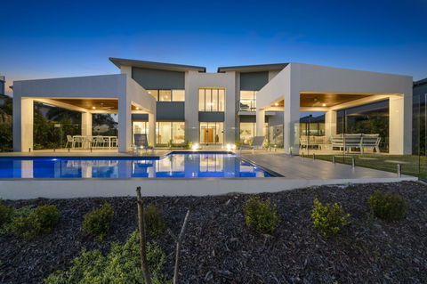 Luxury Canal Front Holiday House - Accommodation QLD 0