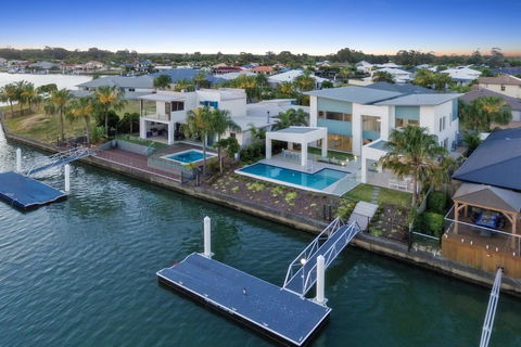 Luxury Canal Front Holiday House - Accommodation QLD 2