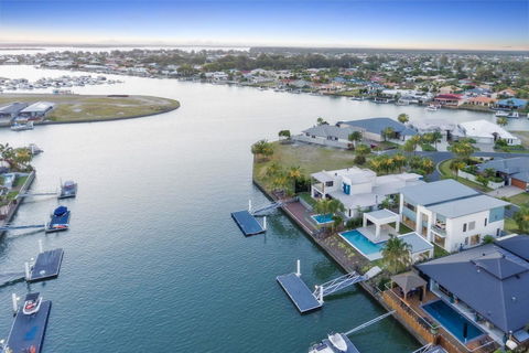 Luxury Canal Front Holiday House - Accommodation QLD 10