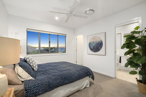 Luxury Canal Front Holiday House - Accommodation QLD 13