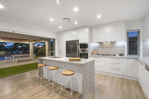 Luxury Canal Front Holiday House - Accommodation QLD 12