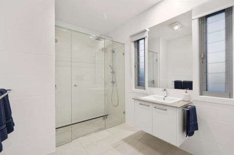 Luxury Canal Front Holiday House - Accommodation QLD 5