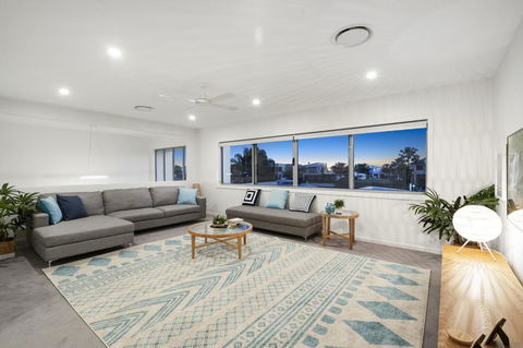 Luxury Canal Front Holiday House - Accommodation QLD 8