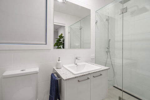 Luxury Canal Front Holiday House - Accommodation QLD 11