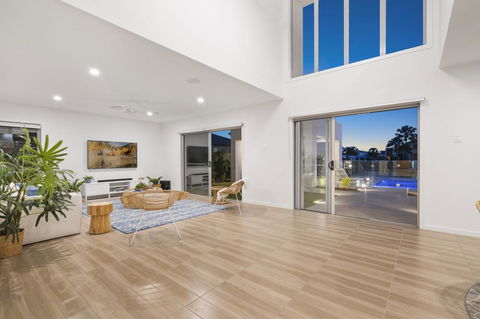 Luxury Canal Front Holiday House - Accommodation QLD 9