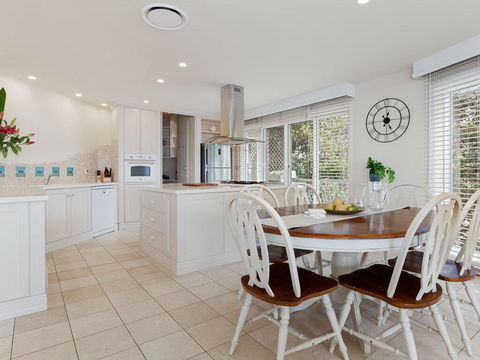 'Baylife Villa' 4a Warruga St - Large Home With WIFI, Netflix, Aircon, Linen & Spectacular Views - Accommodation QLD 3