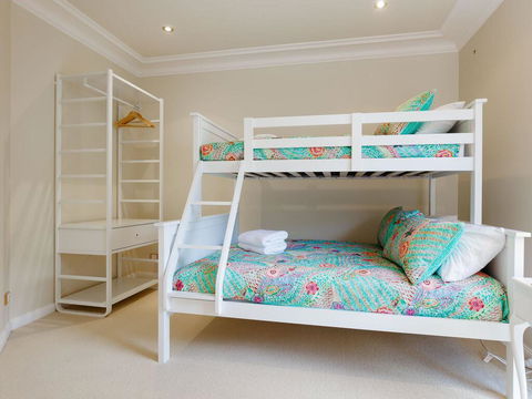 'Baylife Villa' 4a Warruga St - Large Home With WIFI, Netflix, Aircon, Linen & Spectacular Views - Accommodation QLD 1