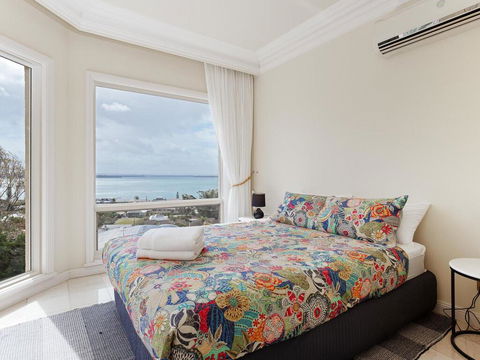 'Baylife Villa' 4a Warruga St - Large Home With WIFI, Netflix, Aircon, Linen & Spectacular Views - Accommodation QLD 2