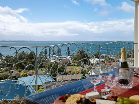 'Baylife Villa' 4a Warruga St - Large Home With WIFI, Netflix, Aircon, Linen & Spectacular Views - Accommodation QLD 0