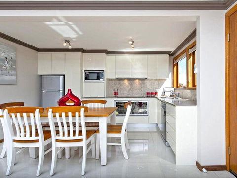 'Beach Break 2', 2/10 Lionel St - Downstairs Unit With Aircon - Accommodation QLD 2