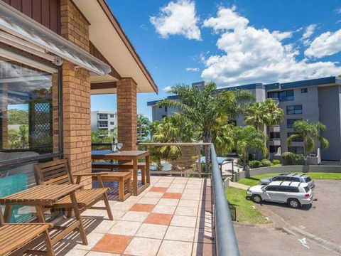 'COLUMBIA VIEWS', 2/9 COLUMBIA CLOSE - AIRCON, WIFI, NETFLIX, VIEWS & BOAT PARKING - Accommodation QLD 1
