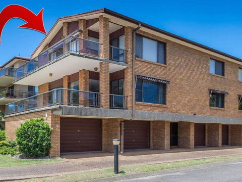 'COLUMBIA VIEWS', 2/9 COLUMBIA CLOSE - AIRCON, WIFI, NETFLIX, VIEWS & BOAT PARKING - Accommodation QLD 0