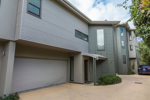 'Rolling Waves 2' On Ocean Drive - Accommodation QLD 1