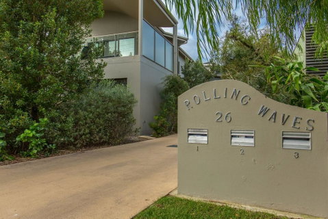 'Rolling Waves 2' On Ocean Drive - Accommodation QLD 0