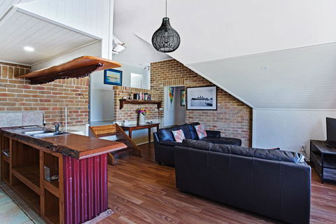 'Salt Wood' Cabin Style Retreat - Accommodation QLD 2