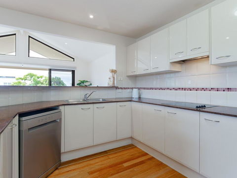 'Sandy Point Haven', 21a Sandy Point Rd - Stylish Haven With WIFI, Air Conditioning & Water Views - Accommodation QLD 2