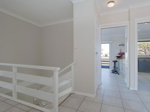 'SeaHaven', 2 Richardson Ave - Large Home With Aircon, Smart TV, WIFI, Netflix & Boat Parking - Accommodation QLD 1