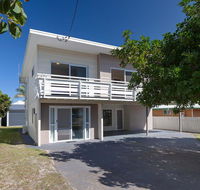 'SeaHaven' 2 Richardson Ave - Large home with Aircon Smart TV WIFI Netflix  Boat Parking - Accommodation QLD