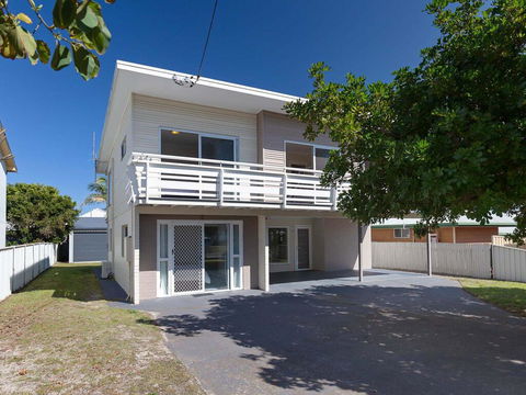 'SeaHaven', 2 Richardson Ave - Large Home With Aircon, Smart TV, WIFI, Netflix & Boat Parking - Accommodation QLD 0