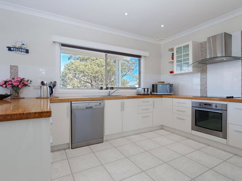 'SeaHaven', 2 Richardson Ave - Large Home With Aircon, Smart TV, WIFI, Netflix & Boat Parking - Accommodation QLD 3