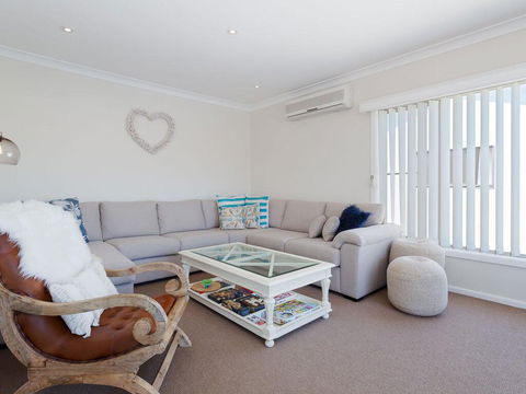 'SeaHaven', 2 Richardson Ave - Large Home With Aircon, Smart TV, WIFI, Netflix & Boat Parking - Accommodation QLD 2