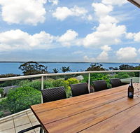 'The Bay' 25 Wallawa Rd - huge home with aircon spectacular views  chromecast - Accommodation QLD