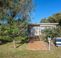 'The Croft' 11 Boulder Bay Rd - Cosy Beach House with Aircon  only 270m to the Beach - Accommodation QLD
